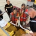 Equipos de rescate revisando documentos en la ayuda a Venezuela