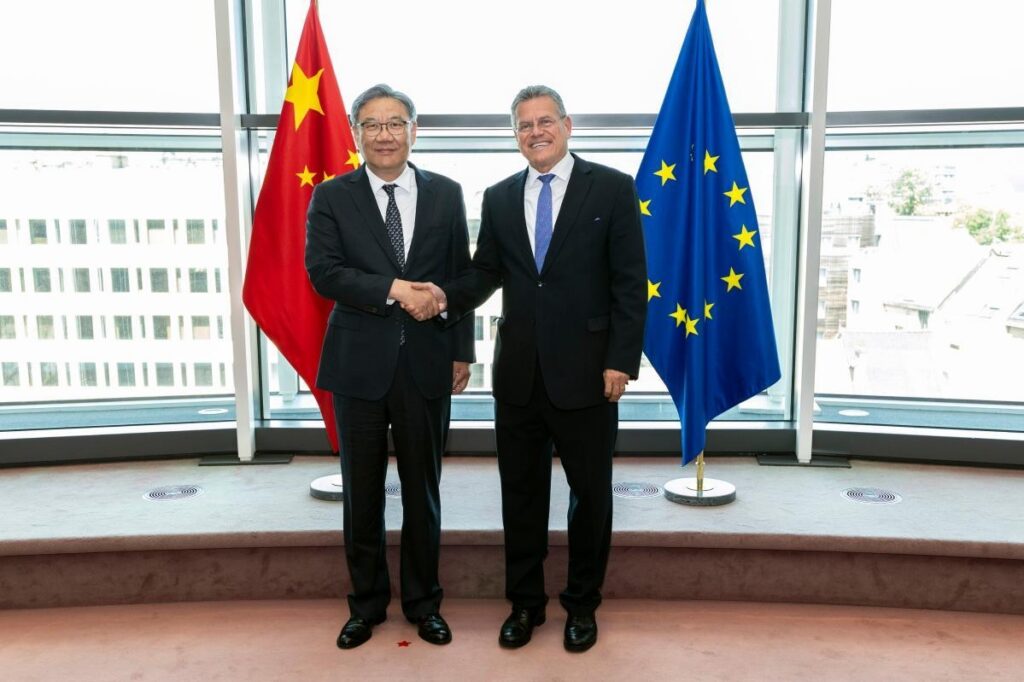 Encuentro entre representantes de la Unión Europea y China con banderas