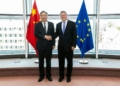 Encuentro entre representantes de la Unión Europea y China con banderas