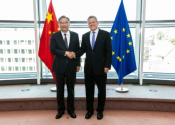 Encuentro entre representantes de la Unión Europea y China con banderas