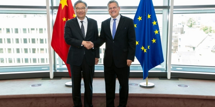 Encuentro entre representantes de la Unión Europea y China con banderas