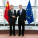 Encuentro entre representantes de la Unión Europea y China con banderas