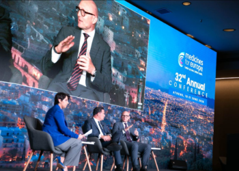 Panel de discusión en la conferencia de medicamentos genéricos en Atenas