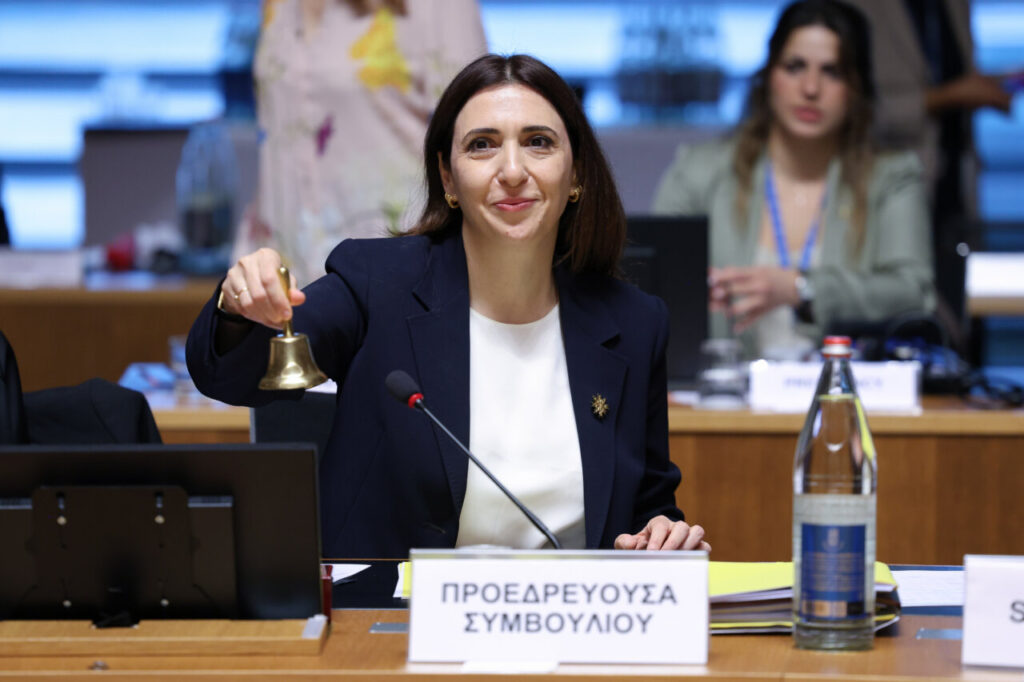 Ministra levantando una campana en el Consejo de la UE