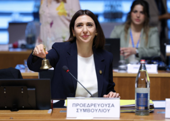 Ministra levantando una campana en el Consejo de la UE