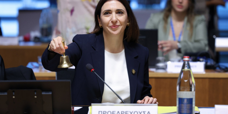 Ministra levantando una campana en el Consejo de la UE