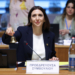 Ministra levantando una campana en el Consejo de la UE