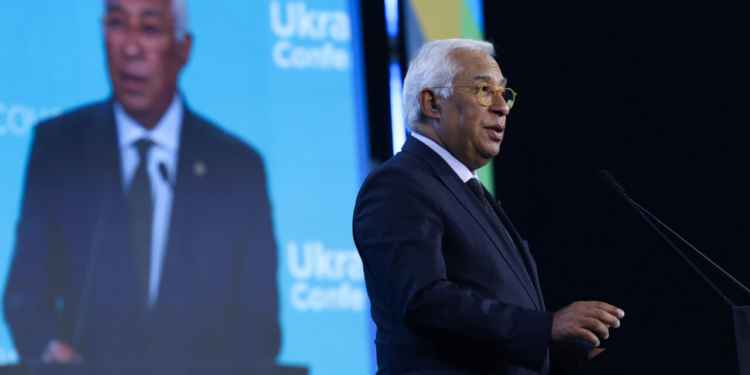 António Costa hablando sobre reformas en Ucrania durante una conferencia