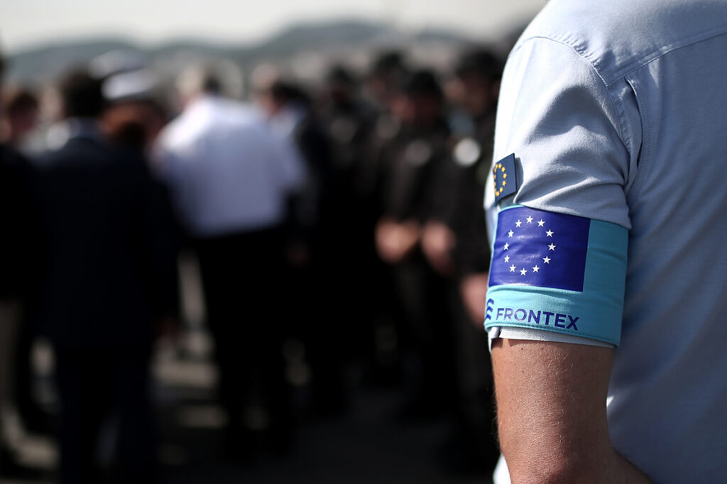 Agente de Frontex con brazalete de la Unión Europea en un evento