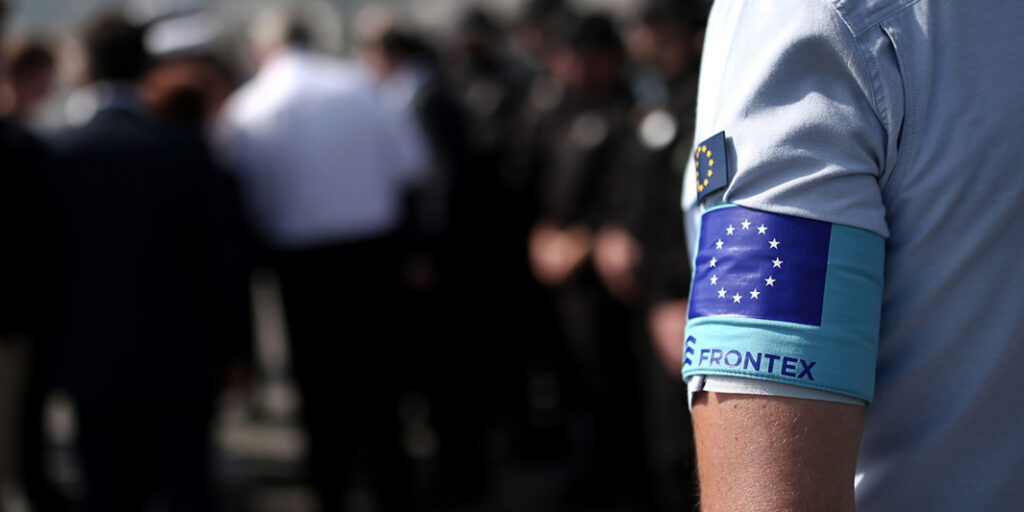 Persona con brazalete de Frontex en un evento relacionado con la UE
