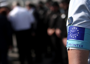 Persona con brazalete de Frontex en un evento relacionado con la UE