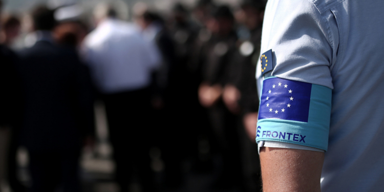 Persona con brazalete de Frontex en un evento relacionado con la UE