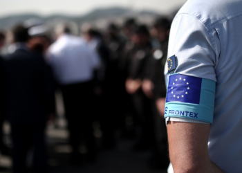 Agente de Frontex con brazalete de la Unión Europea en un evento