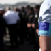 Agente de Frontex con brazalete de la Unión Europea en un evento