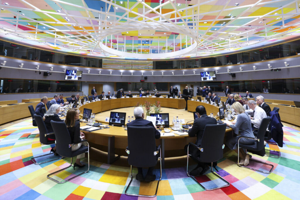 Reunión del G7 en un colorido salón con líderes europeos discutiendo