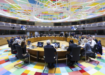 Reunión del G7 en un colorido salón con líderes europeos discutiendo