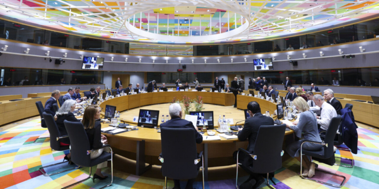Reunión del G7 en un colorido salón con líderes europeos discutiendo
