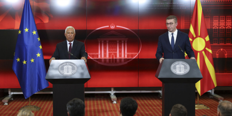 António Costa y Hristijan Mickoski en conferencia de prensa en Skopje