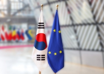 Banderas de la Unión Europea y Corea del Sur en un evento oficial
