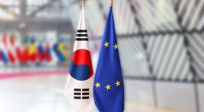 Banderas de la Unión Europea y Corea del Sur en un evento oficial