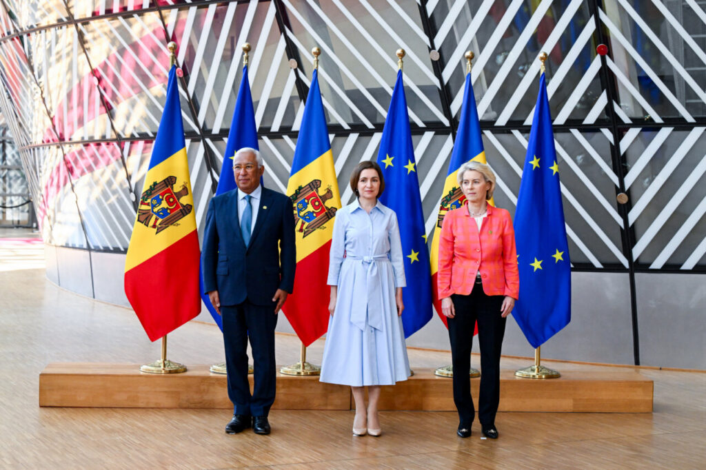 Líderes de Moldavia y la UE en cumbre en Bruselas con banderas