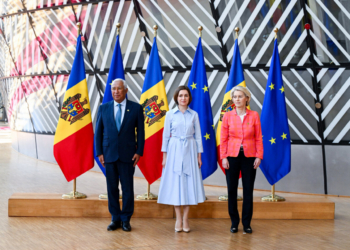 Líderes de Moldavia y la UE en cumbre en Bruselas con banderas