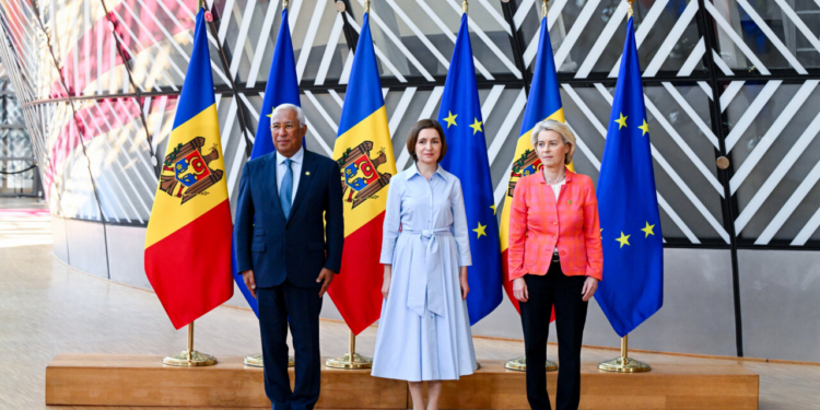 Líderes de Moldavia y la UE en cumbre en Bruselas con banderas