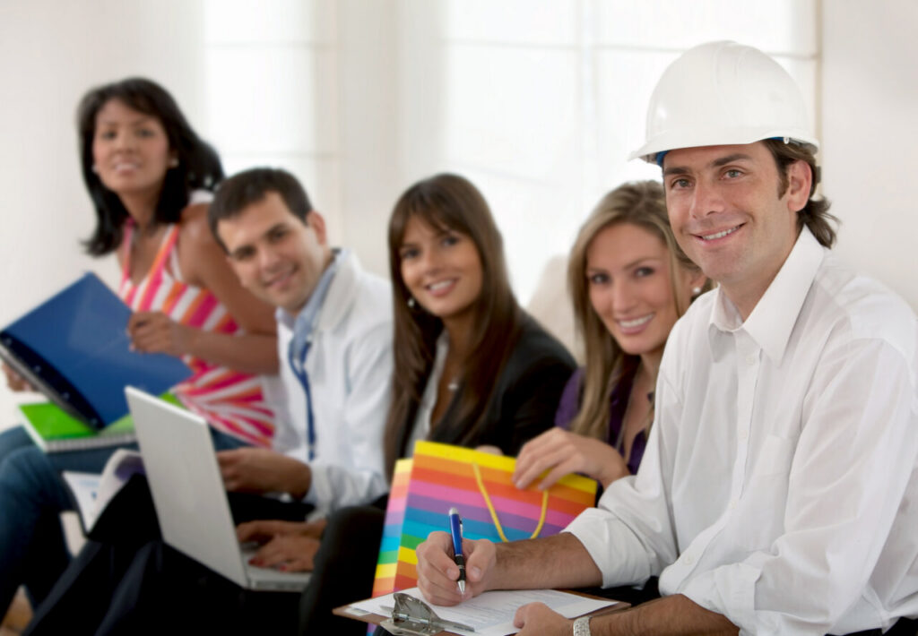 Equipo de trabajo colaborando en una oficina moderna y luminosa