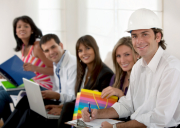 Equipo de trabajo colaborando en una oficina moderna y luminosa