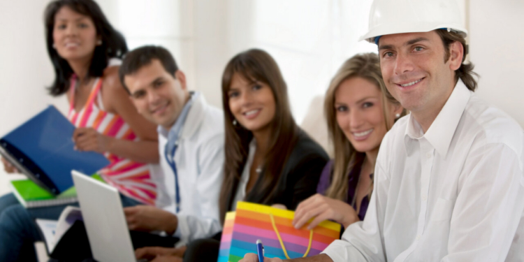 Equipo de trabajo colaborando en una oficina moderna y luminosa