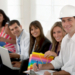 Equipo de trabajo colaborando en una oficina moderna y luminosa