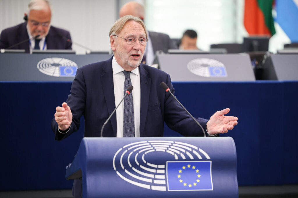 Eurodiputado hablando en el Parlamento Europeo sobre acuerdo con Estados Unidos