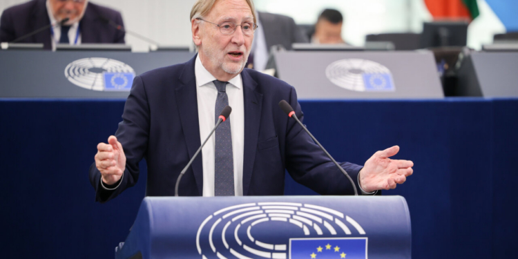 Eurodiputado hablando en el Parlamento Europeo sobre acuerdo con Estados Unidos