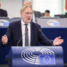 Eurodiputado hablando en el Parlamento Europeo sobre acuerdo con Estados Unidos