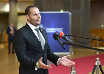 Robert Abela, primer ministro de Malta, durante una conferencia de prensa