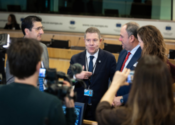 Emiliano García-Page discutiendo en el Comité de las Regiones de la UE
