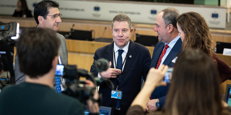 Emiliano García-Page discutiendo en el Comité de las Regiones de la UE
