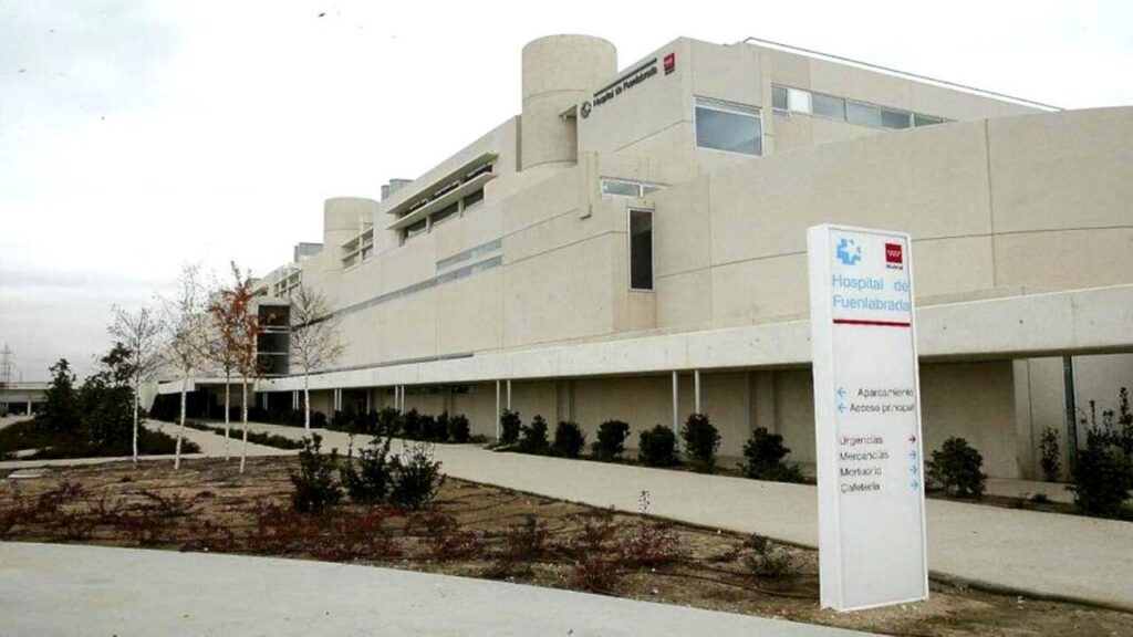 Fachada del Hospital de Fuenlabrada con señalización visible