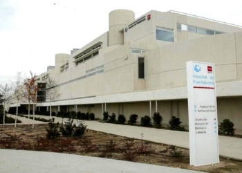 Fachada del Hospital de Fuenlabrada con señalización visible