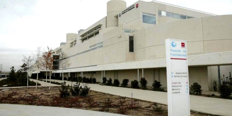 Fachada del Hospital de Fuenlabrada con señalización visible