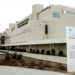 Fachada del Hospital de Fuenlabrada con señalización visible