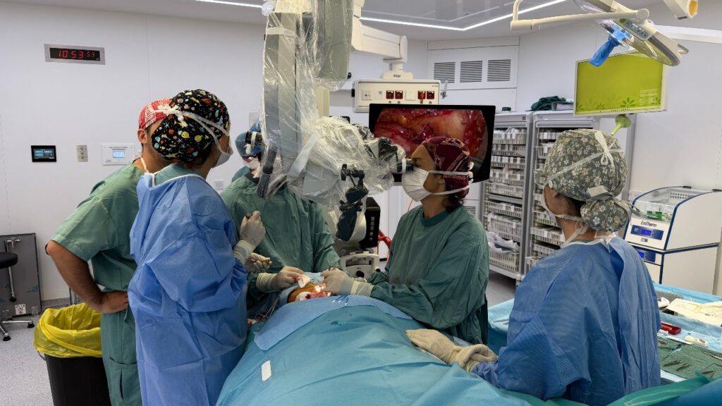 Equipo médico realizando una intervención quirúrgica para Alzheimer en hospital