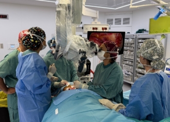 Equipo médico realizando una intervención quirúrgica para Alzheimer en hospital