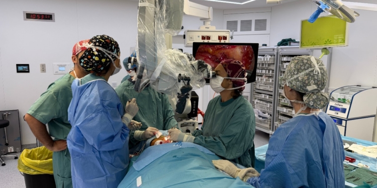 Equipo médico realizando una intervención quirúrgica para Alzheimer en hospital