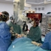 Equipo médico realizando una intervención quirúrgica para Alzheimer en hospital