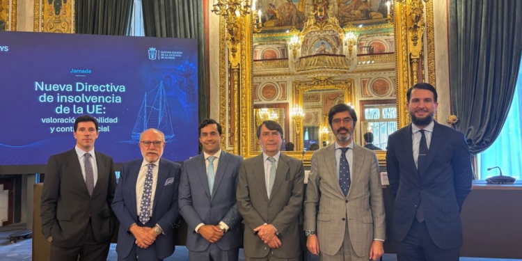 Expertos discuten sobre la nueva Directiva de insolvencia de la UE en un evento.