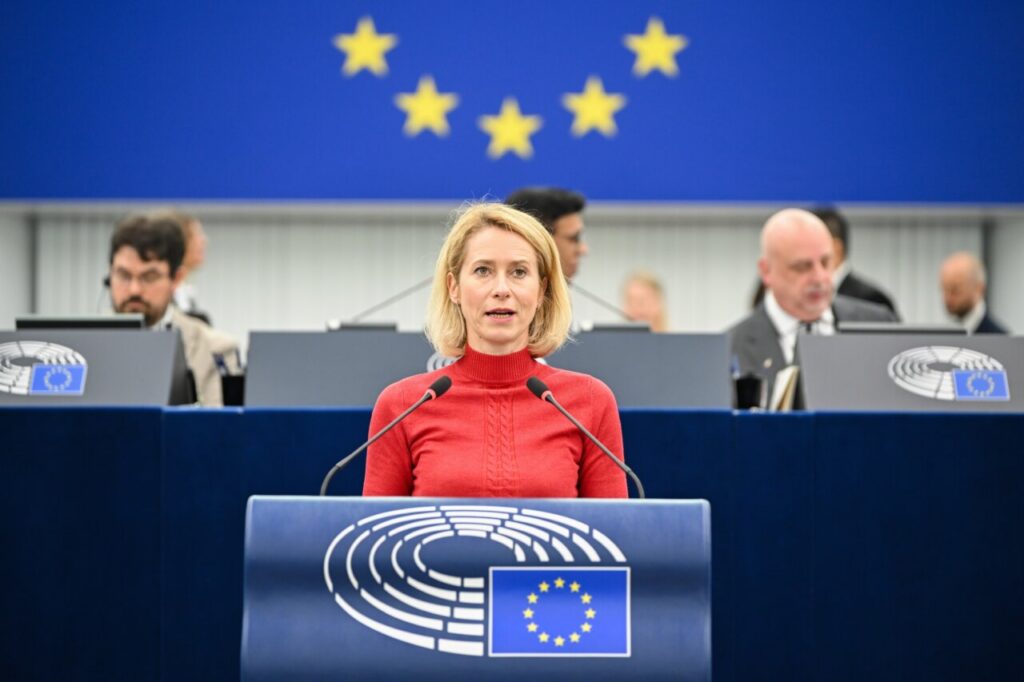 Kaja Kallas hablando en el Parlamento Europeo sobre comercio y asentamientos ilegales.