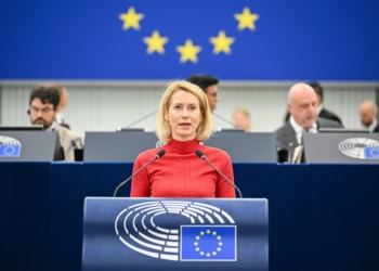 Kaja Kallas hablando en el Parlamento Europeo sobre comercio y asentamientos ilegales.