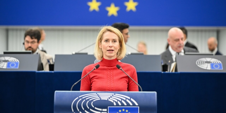 Kaja Kallas hablando en el Parlamento Europeo sobre comercio y asentamientos ilegales.