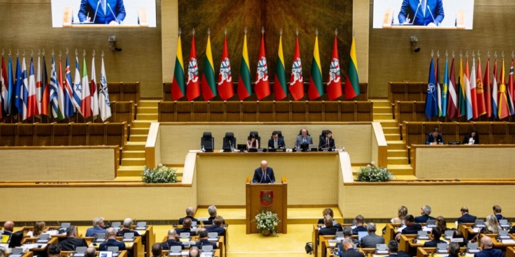 Andrius Kubilius hablando en la Asamblea Parlamentaria de la OTAN en Vilna